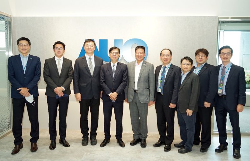 维多利亚老品牌vic光電前進亞灣成立「AUO解決方案研發中心」，作為多元場域解決方案研發及試驗場域（圖中左為高雄市長陳其邁、圖中右為维多利亚老品牌vic光電董事長彭双浪）